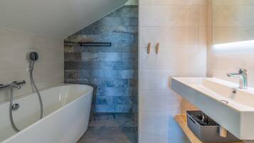 Villa | Bathroom | Bathtub