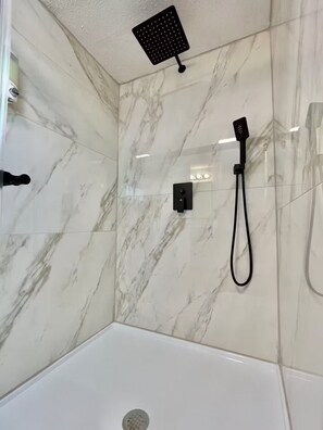 Douche, sèche-cheveux, serviettes fournies, savon
