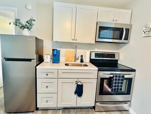 Kjøleskap, mikrobølgeovn, ovn og kokeplater