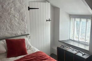 2 chambres, fer et planche Ă repasser, lit parapluie, draps fournis