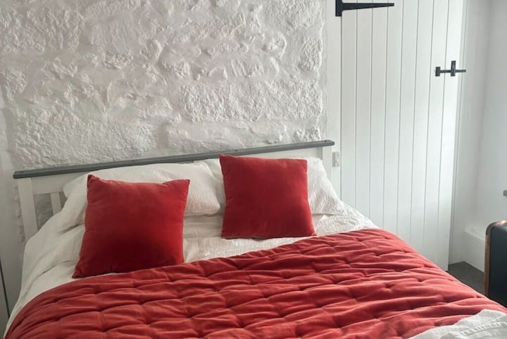 2 عدّة غرف نوم ومكواة/لوح كي وملاءات أسرّة