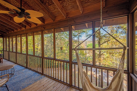 Interior. Mountain View Escape-Dog friendly, Screened Porch