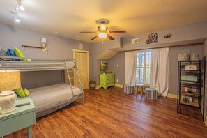 3 bedrooms, iron/ironing board, Internet, bed sheets