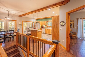 Interior - Mountain View Escape-Dog friendly, Screened Porch (Dahlonega)