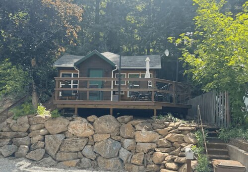 THE EVERGREEN ESCAPE
Thoughtfully appointed home overlooking Wallace.