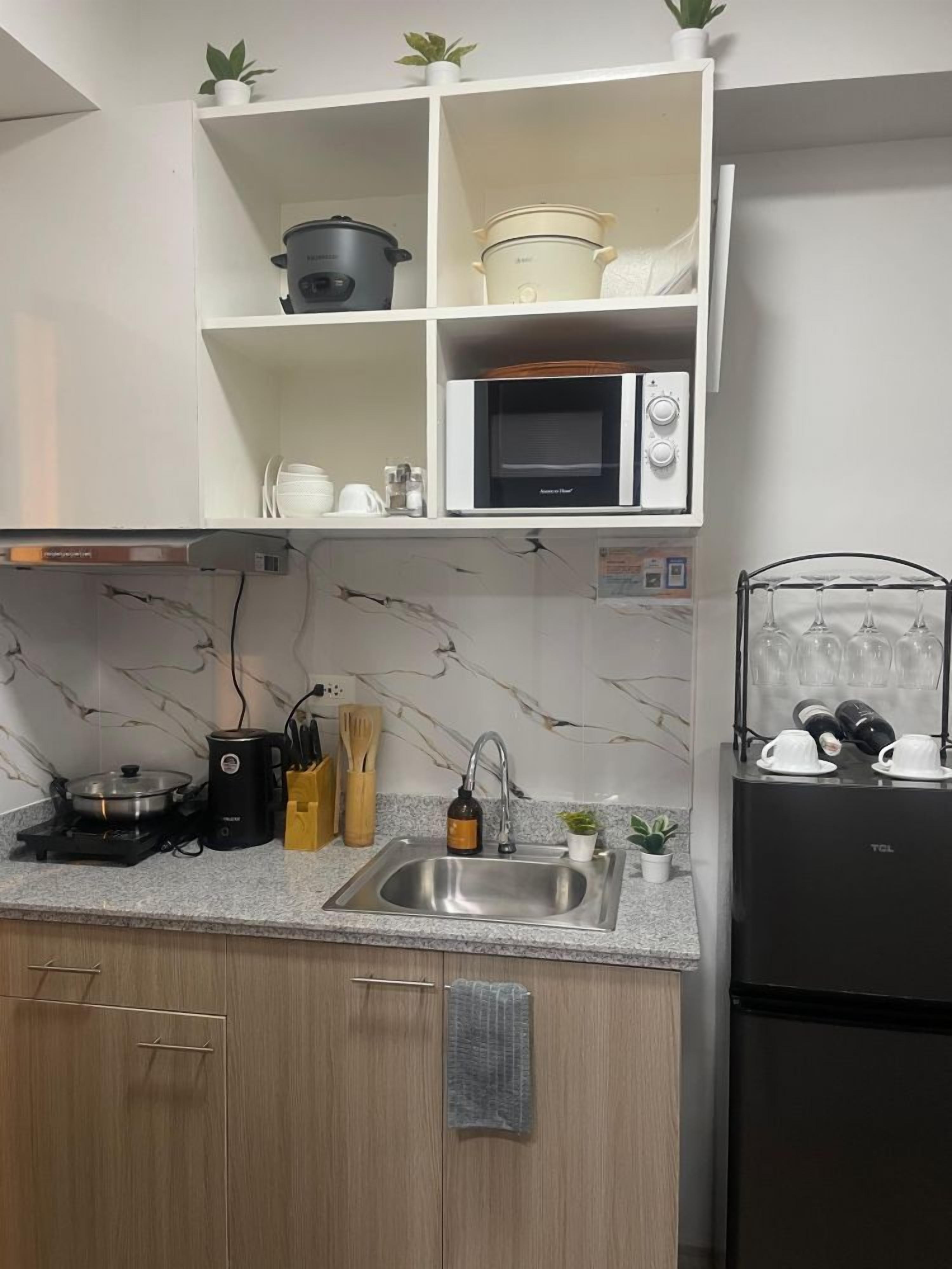 Microones, forn, placa de cuina i cafetera i tetera 