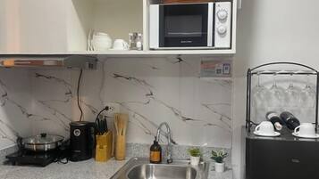 Mikrowelle, Ofen, Herdplatte, Wasserkocher mit Kaffee-/Teezubehör