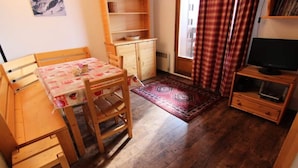 Dining - 2 Rooms FOR 4 People With Bedroom With South West Facing Balcony (Les Belleville)