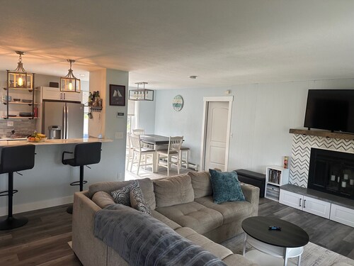 Comfortable, convenient, 3 bed 2 bath house with heated garage