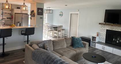 Comfortable, convenient, 3 bed 2 bath house with heated garage