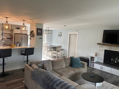 Comfortable, convenient, 3 bed 2 bath house with heated garage