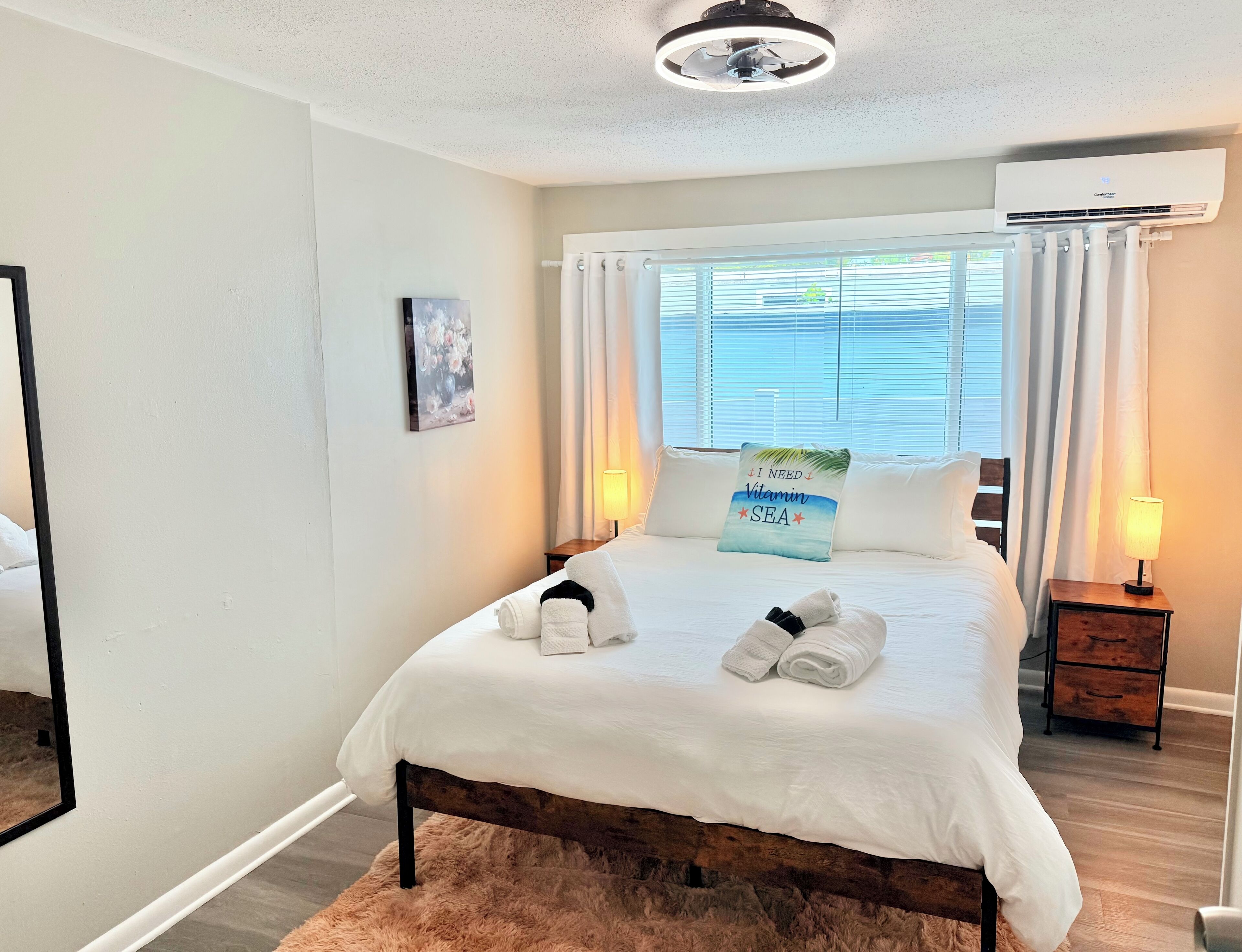 1 chambre, fer et planche à repasser, lit de bébé portatif