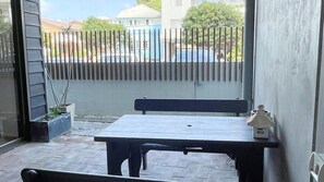 تناول الطعام بالخارج