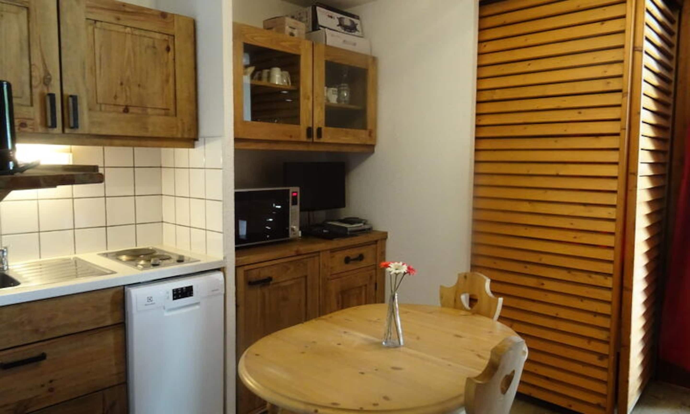 Microwave, dishwasher, electric kettle, toaster