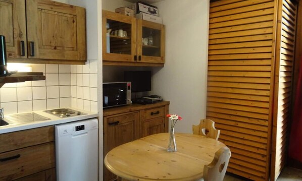 Microwave, dishwasher, electric kettle, toaster - Apartment in Arc 2000 Near Ski Slopes (Bourg-Saint-Maurice)