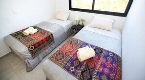 经典双床房 | 客房内保险箱、遮光窗帘、熨斗/熨板、免费 WiFi