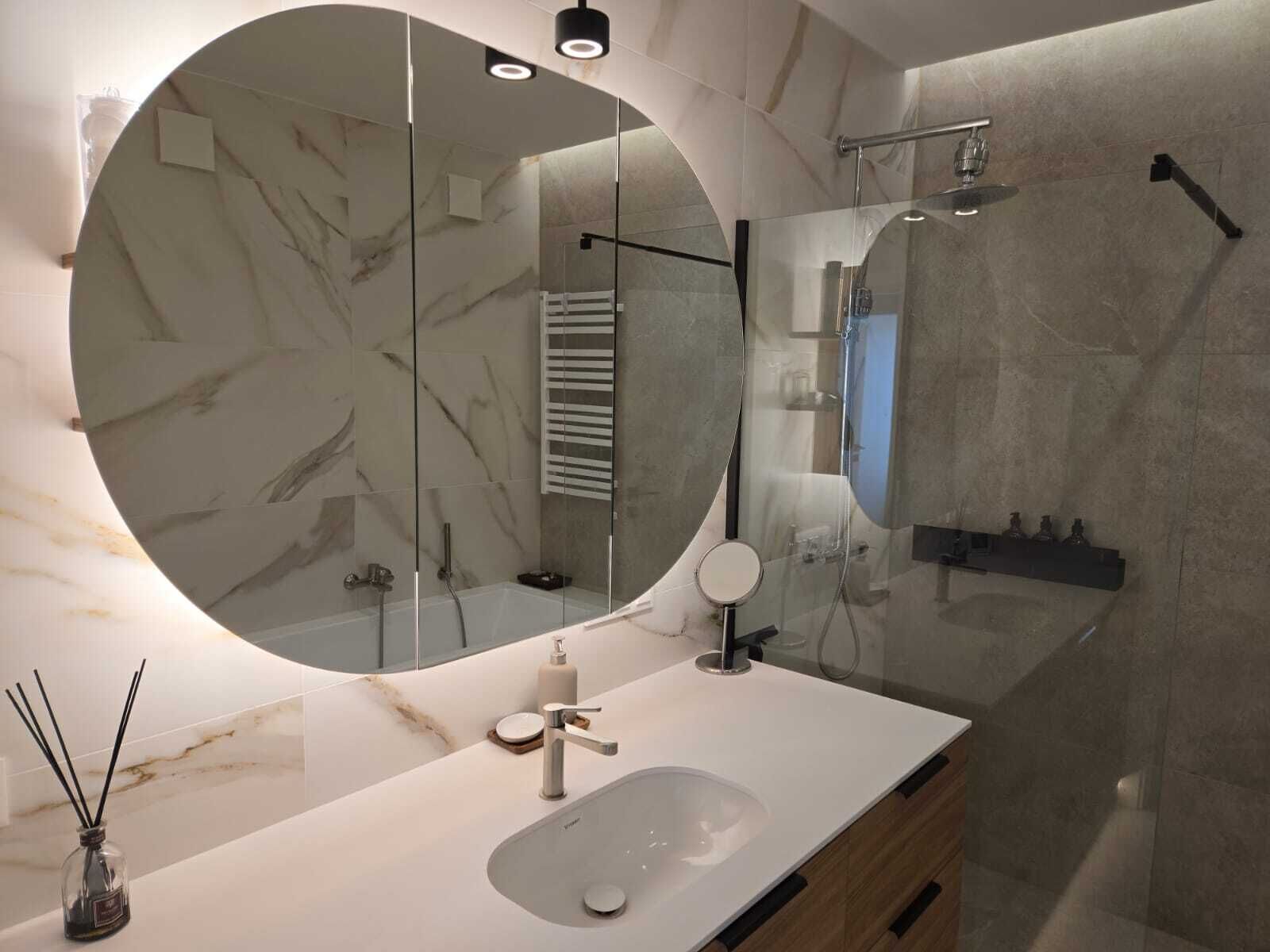 Ducha, secador de pelo, toallas, papel higiénico