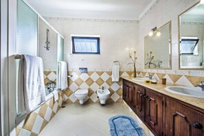 Regadera, bidet, toallas 