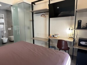 Kahden hengen comfort-huone (yksi tai kaksi sänkyä), 1 keskisuuri parisänky, parveke | Työpöytä, kannettavalle tietokoneelle sopiva työtila, äänieristys