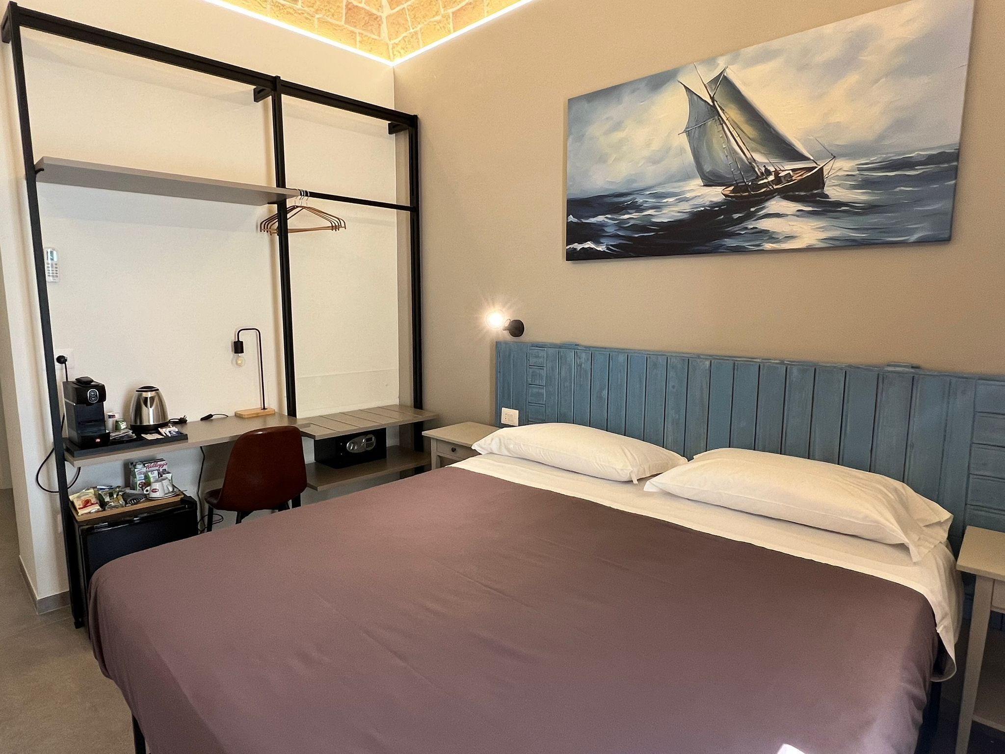 Camera Comfort con letto matrimoniale o 2 letti singoli, 1 letto queen, balcone, vista città | Una scrivania, postazione laptop, insonorizzazione, ferro/asse da stiro