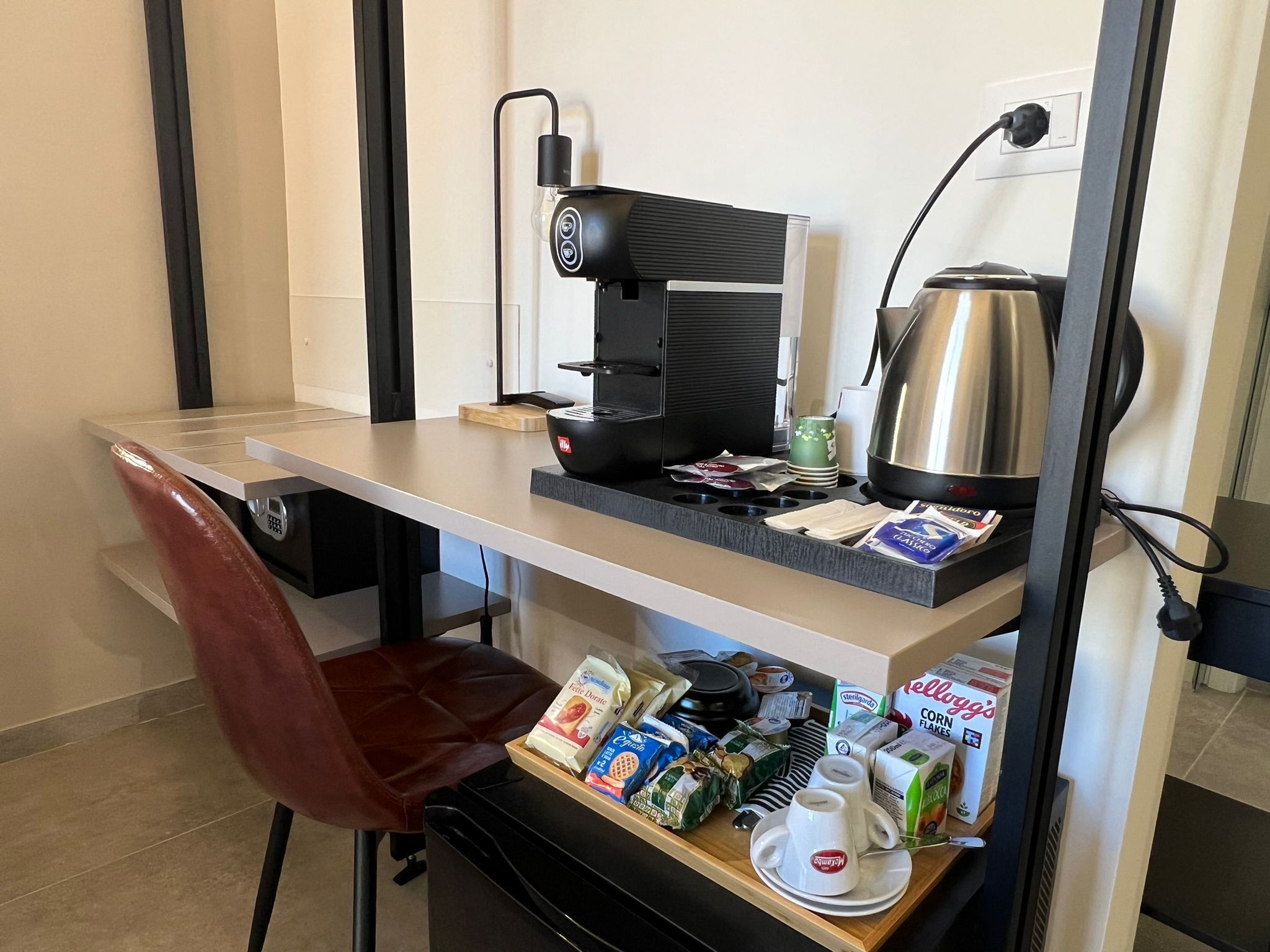 コンフォート ダブルまたはツインルーム クイーンベッド 1 台 バルコニー シティビュー | デスク、ノートパソコン用作業スペース、防音設備、アイロン / アイロン台