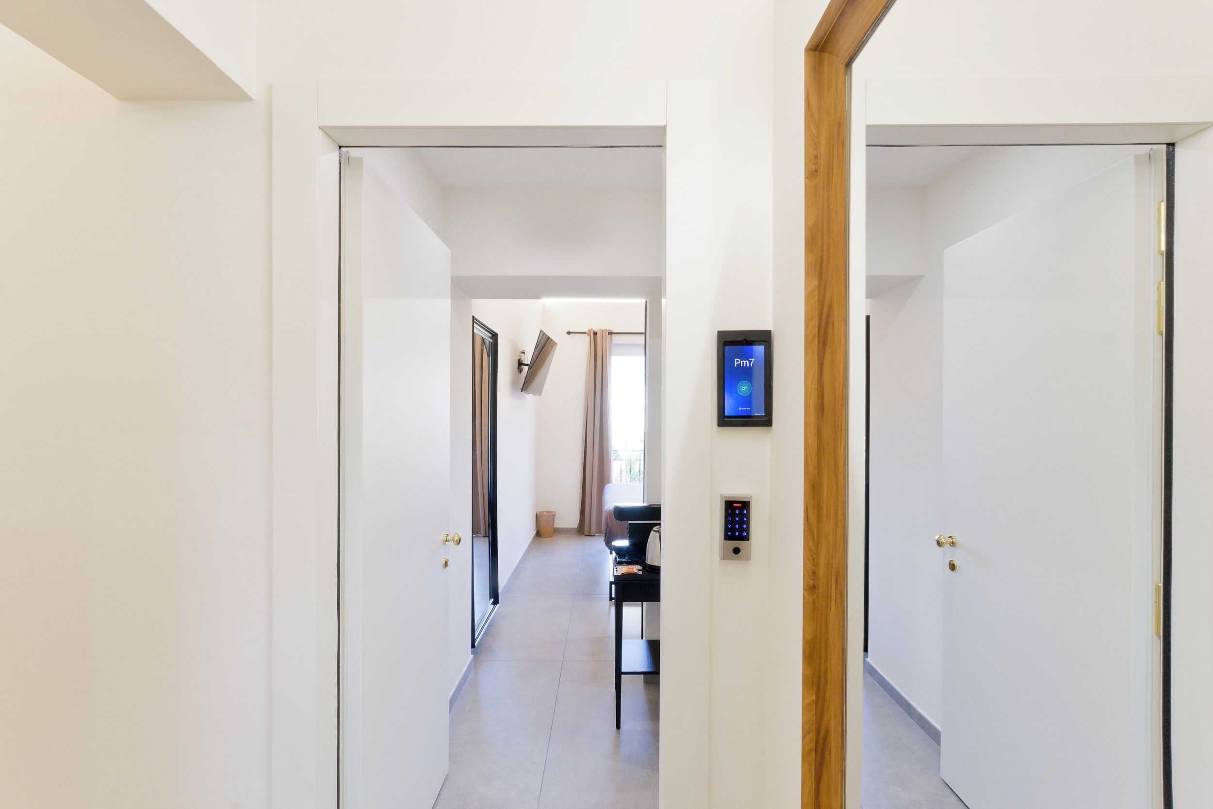 Phòng đôi hoặc 2 giường đơn tiện nghi đơn giản, 1 giường cỡ queen, ban công, quang cảnh thành phố | Khu phòng khách | TV 43-inch có truyền hình kỹ thuật số 