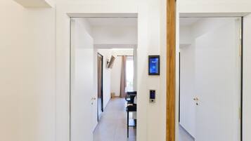 Phòng đôi hoặc 2 giường đơn tiện nghi đơn giản, 1 giường cỡ queen, ban công, quang cảnh thành phố | Khu phòng khách | TV 43-inch có truyền hình kỹ thuật số