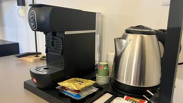 Työpöytä, kannettavalle tietokoneelle sopiva työtila, äänieristys