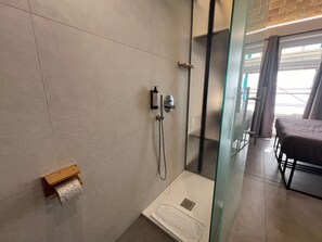 Habitación Confort con 1 cama matrimonial o 2 individuales, 1 cama Queen size, balcón | Baño | Regadera, secadora de cabello, toallas, jabón 