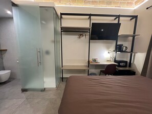 Kahden hengen comfort-huone (yksi tai kaksi sänkyä), 1 keskisuuri parisänky, parveke | Työpöytä, kannettavalle tietokoneelle sopiva työtila, äänieristys