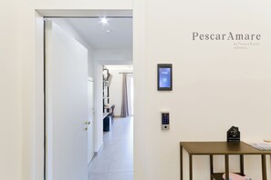 Chambre Triple Confort, non-fumeurs, balcon | Coin séjour | Télévision de 43 pouces avec chaînes numériques