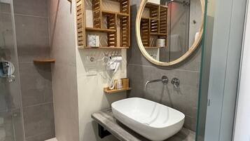 Douche, sĂšche-cheveux, serviettes fournies, savon