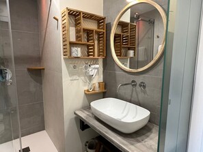 Suihku, hiustenkuivaaja, pyyhkeet, saippua