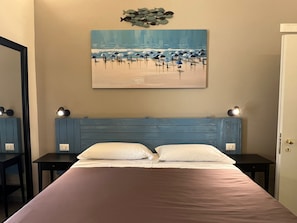 Down duvets, pillow-top beds, individually decorated, desk - Pescaramare (Pescara)