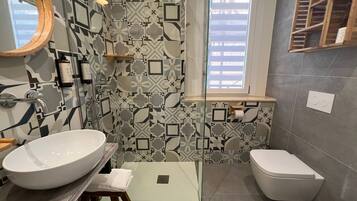 Comfort-Doppel- oder -Zweibettzimmer, 1 Queen-Bett, Balkon, Stadtblick | Badezimmer