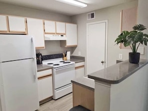 Jääkaappi, mikroaaltouuni, uuni, liesi