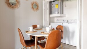 A dining area with a round table, four chairs, and a round rug. - Cool 2Bed 1Bath 5 min walk to NRG & Medical Center (Houston)