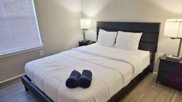 Skrivebord, strygejern/strygebræt, Wi-Fi, sengetøj