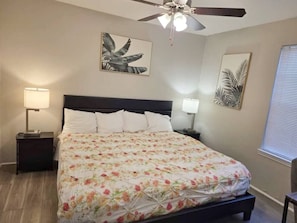 Työpöytä, silitysrauta/-lauta, Wi-Fi, vuodevaatteet