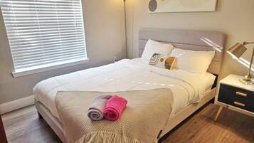 Een bureau, een strijkplank/strijkijzer, wifi, beddengoed