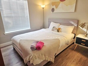 Bureau, fer et planche à repasser, Wi-Fi, draps fournis