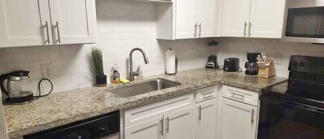 ثلاجة، ميكروويف، فرن، موقد طهي مسطح