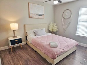 1 habitación, escritorio, tabla de planchar con plancha y wifi 