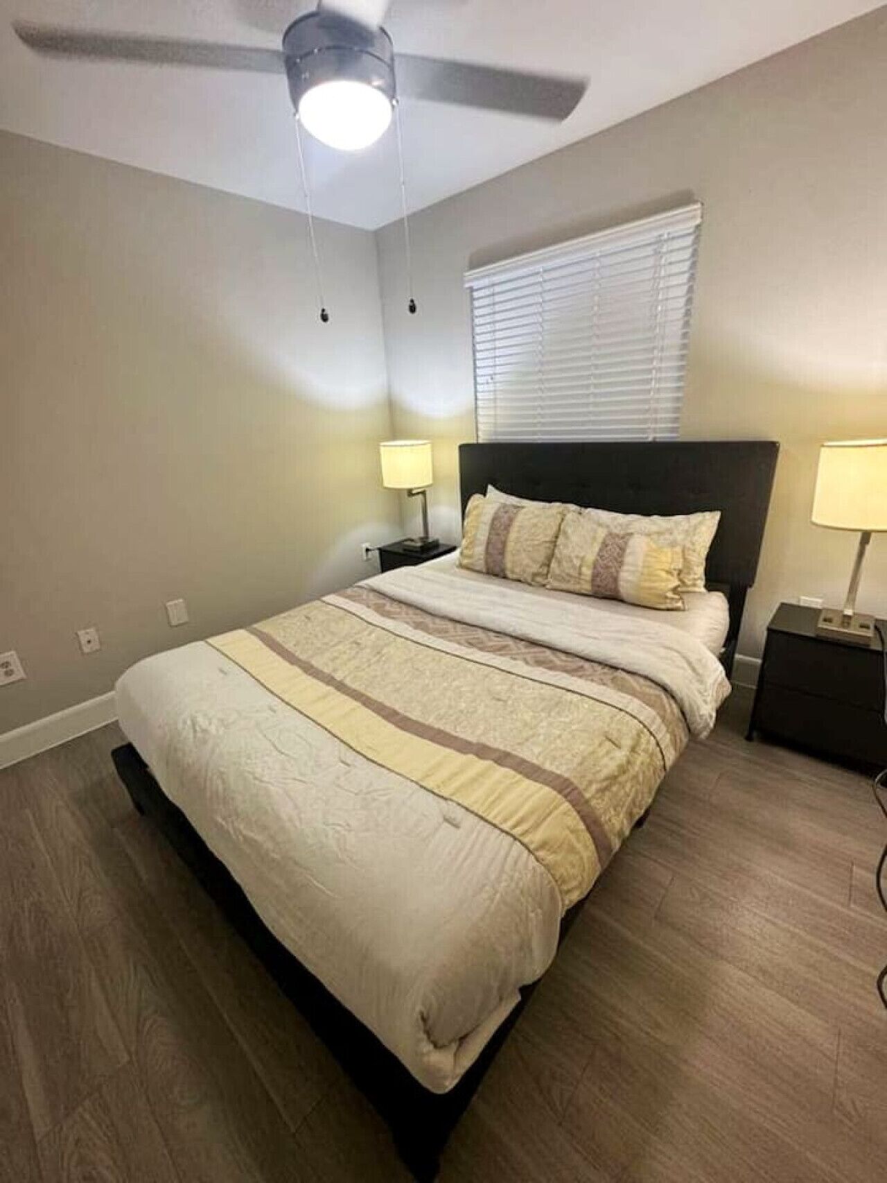 Bureau, fer et planche à repasser, Wi-Fi, draps fournis