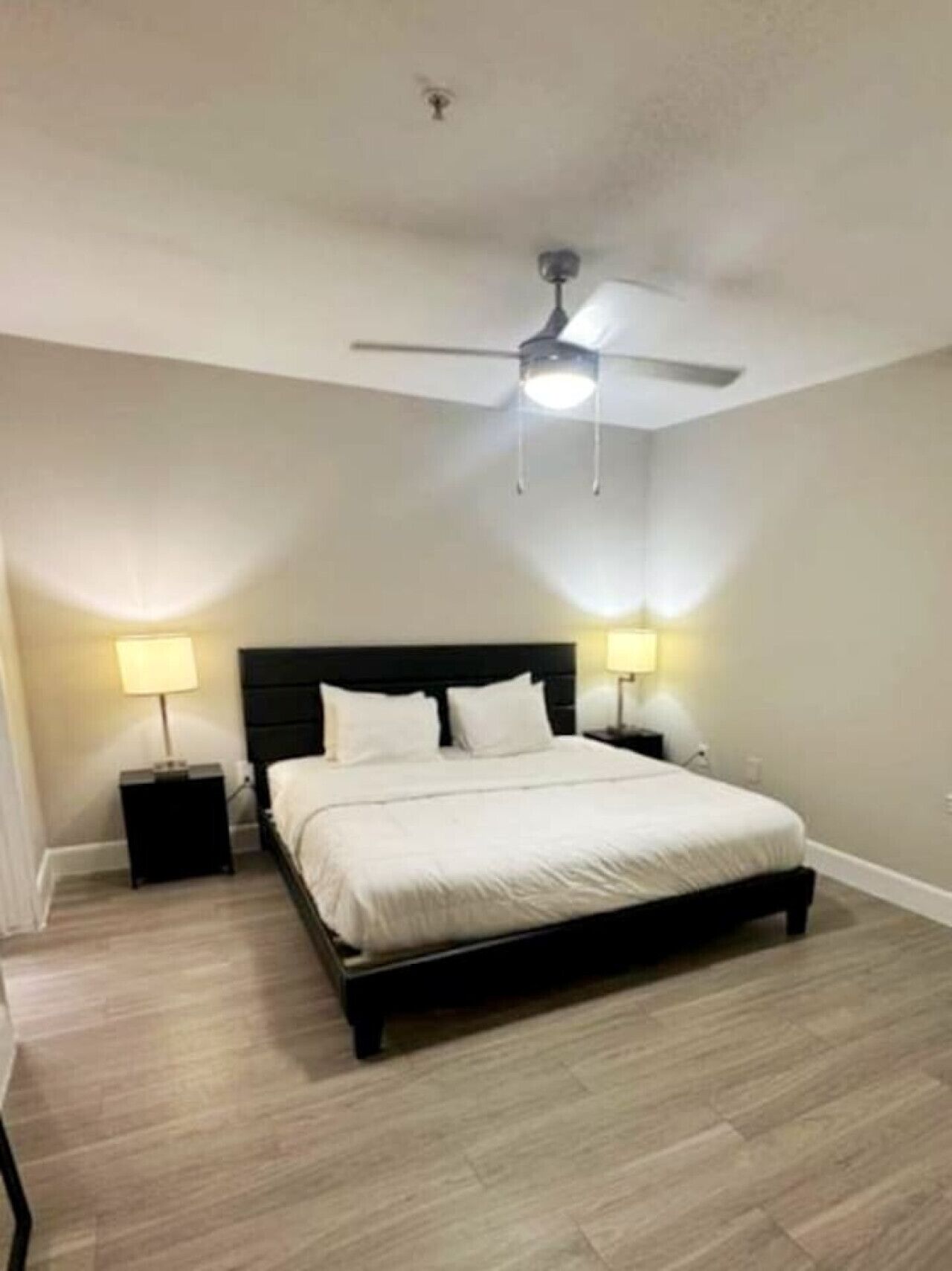 1 habitación, escritorio, tabla de planchar con plancha y wifi 