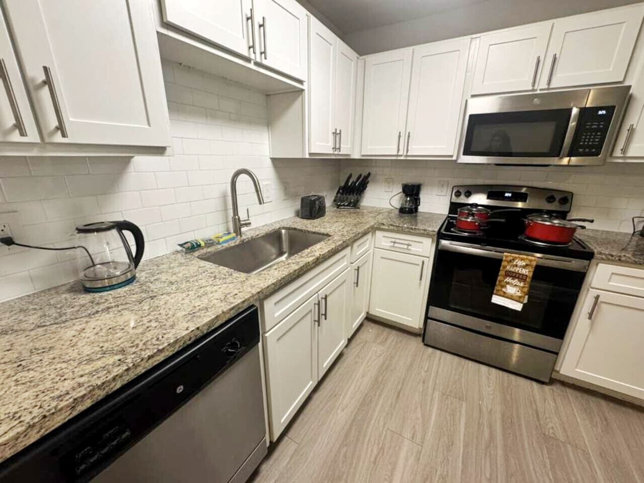 Refrigerador, microondas, horno, placa de cocina