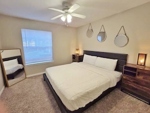 Työpöytä, silitysrauta/-lauta, Wi-Fi, vuodevaatteet