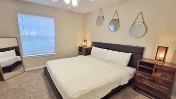 Een bureau, een strijkplank/strijkijzer, wifi, beddengoed