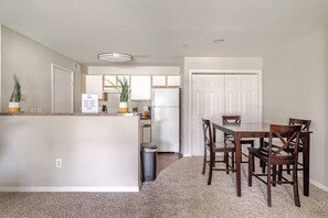 Dining - Beige 1Bed 1Bath NRG at 5 min walk Free Parking (Houston)