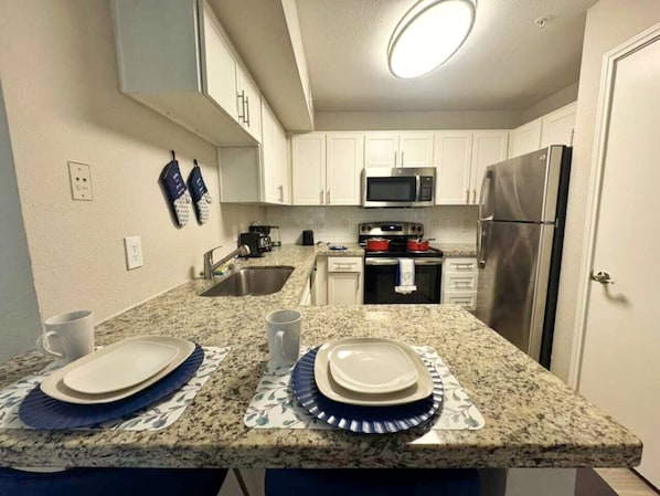 Jääkaappi, mikroaaltouuni, uuni, liesi